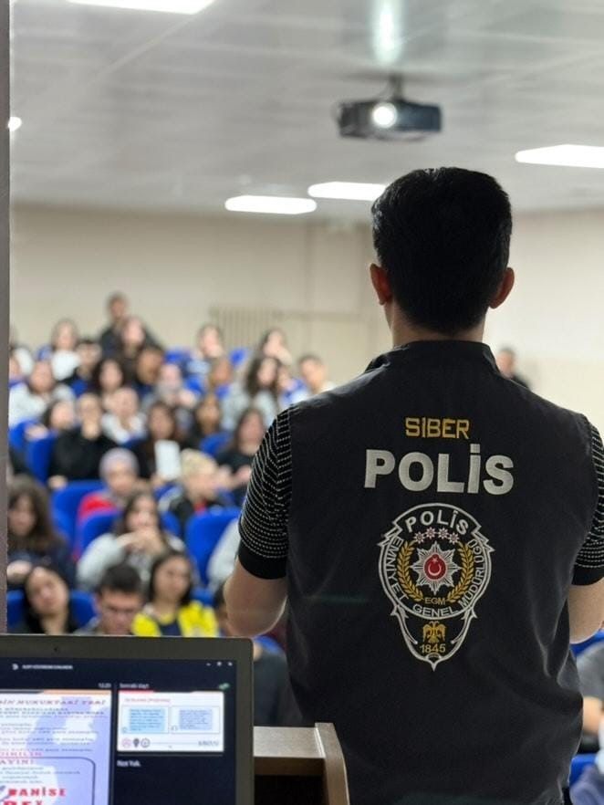 Tekirdağ’da polis ekiplerinden okullarda siber ve çocuk güvenliği eğitimi