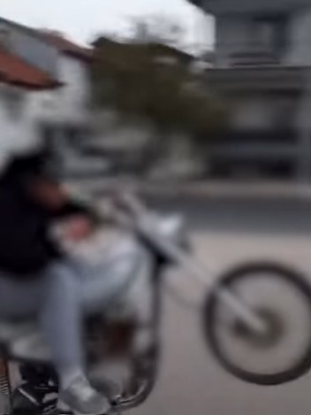 Motosikletiyle akrobasi yapıp sosyal medyaya y&uuml;kledi, 34 bin TL ceza yedi
