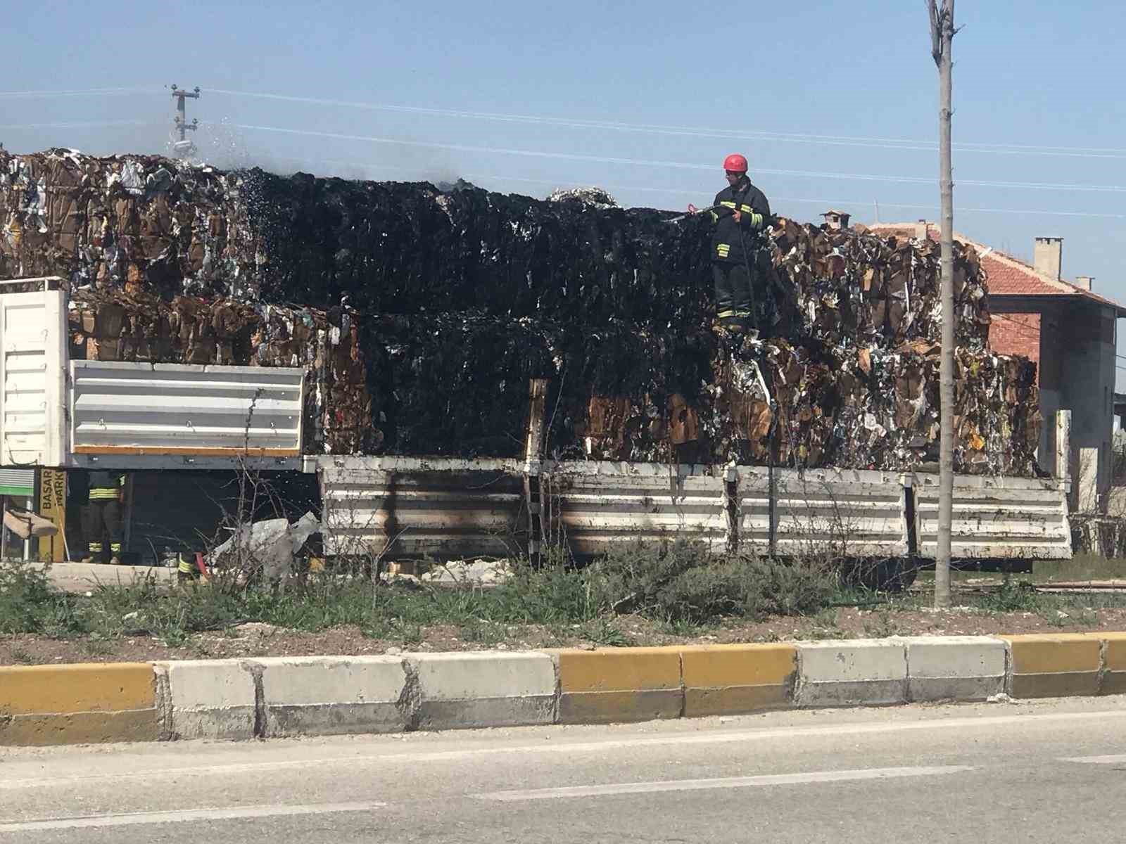 Hurda ve kağıt taşıyan tırın dorsesinde yangın