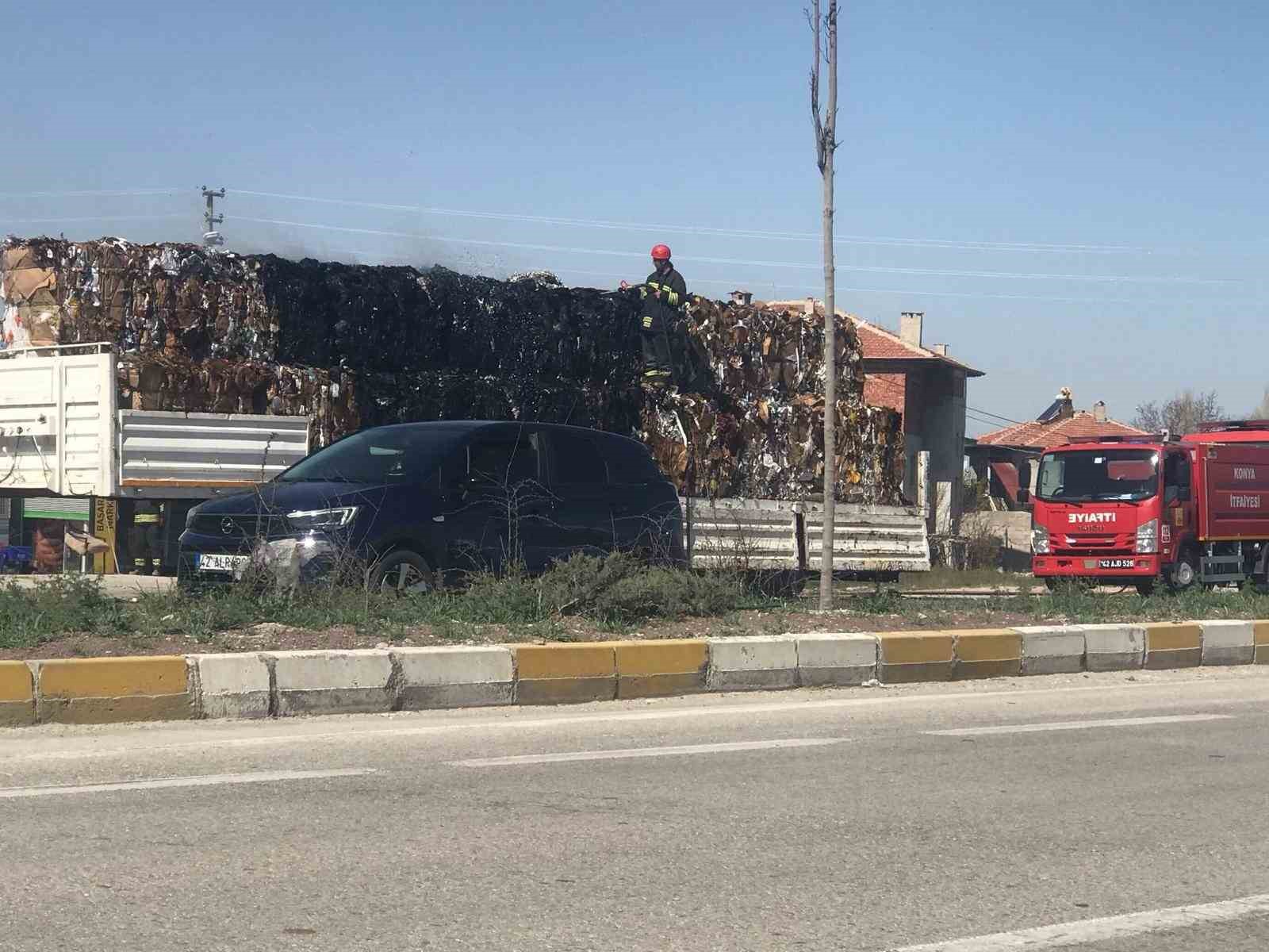 Hurda ve kağıt taşıyan tırın dorsesinde yangın
