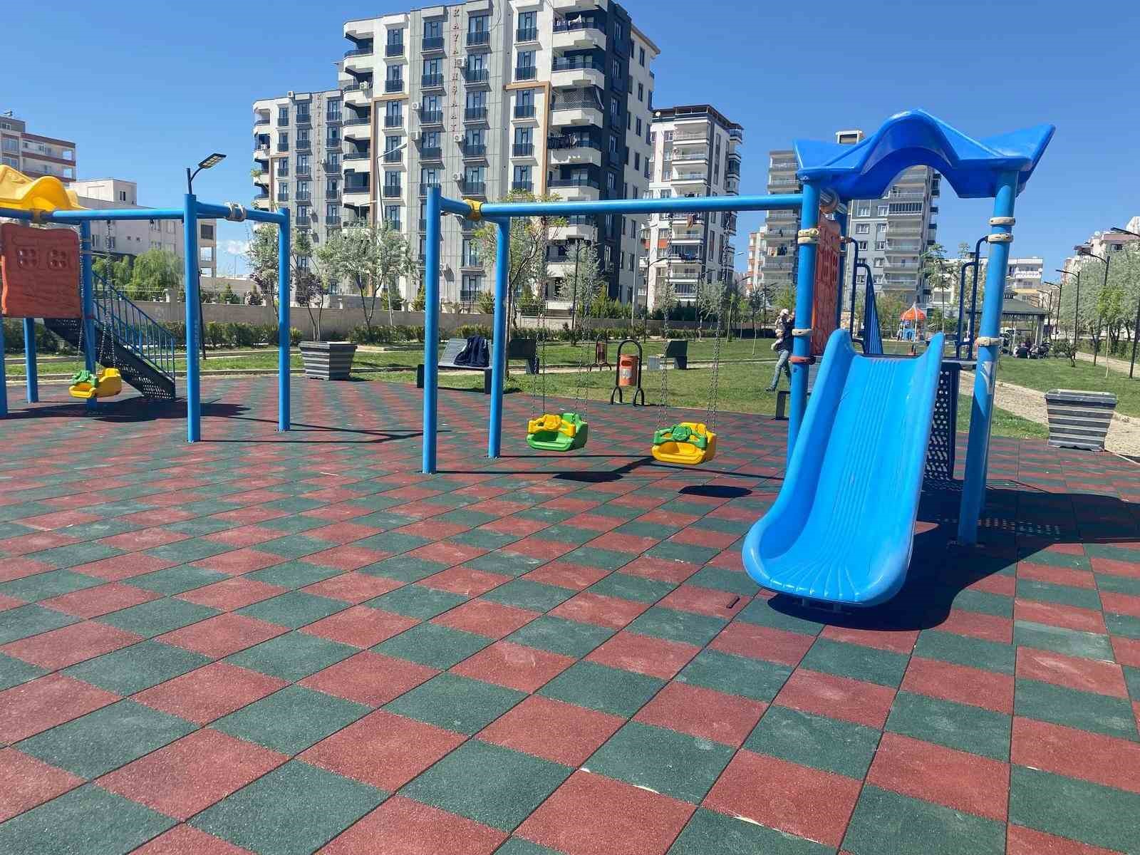 Kahta Belediyesi parkları yaza hazırlıyor