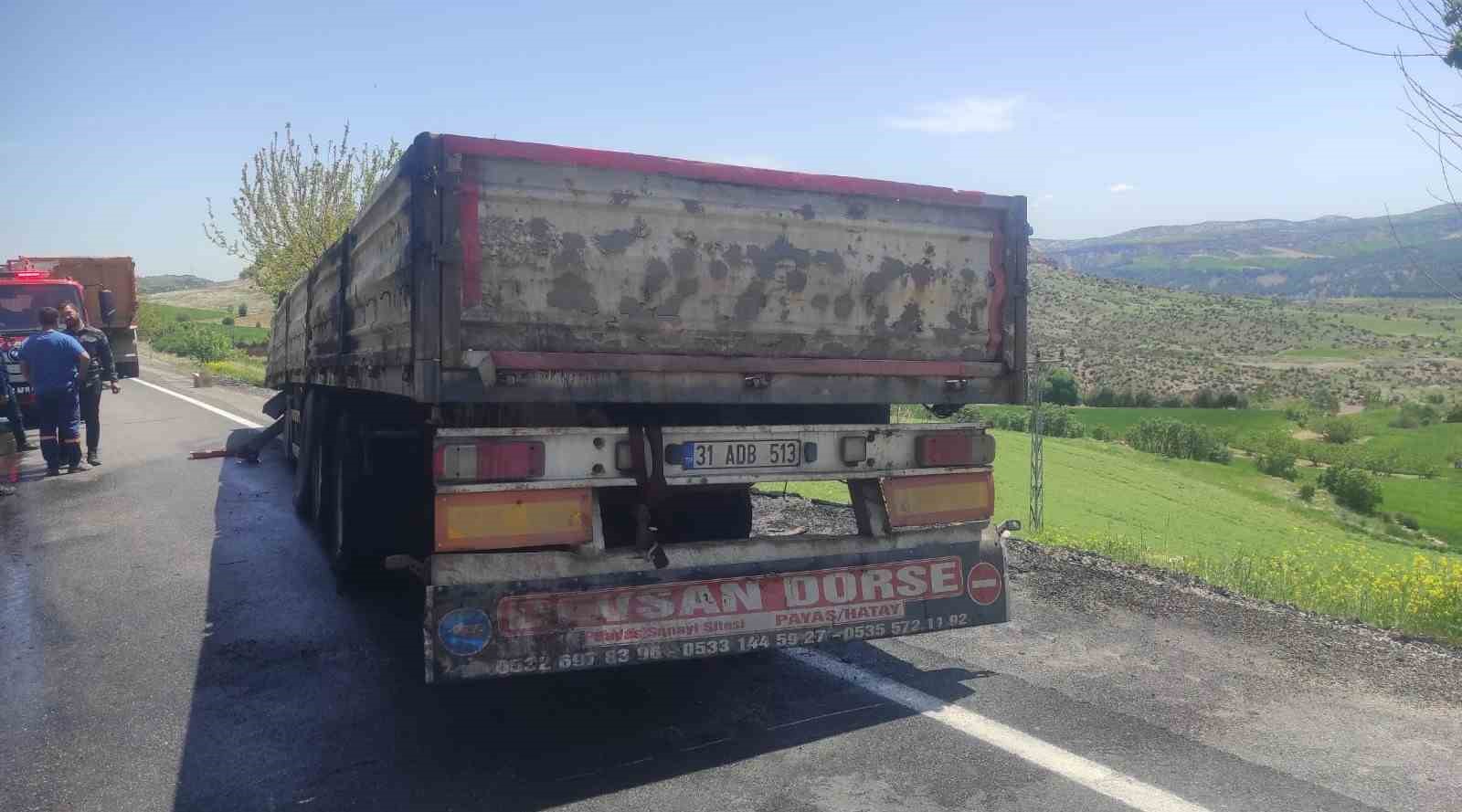 Besni’de seyir halindeki tır alev aldı