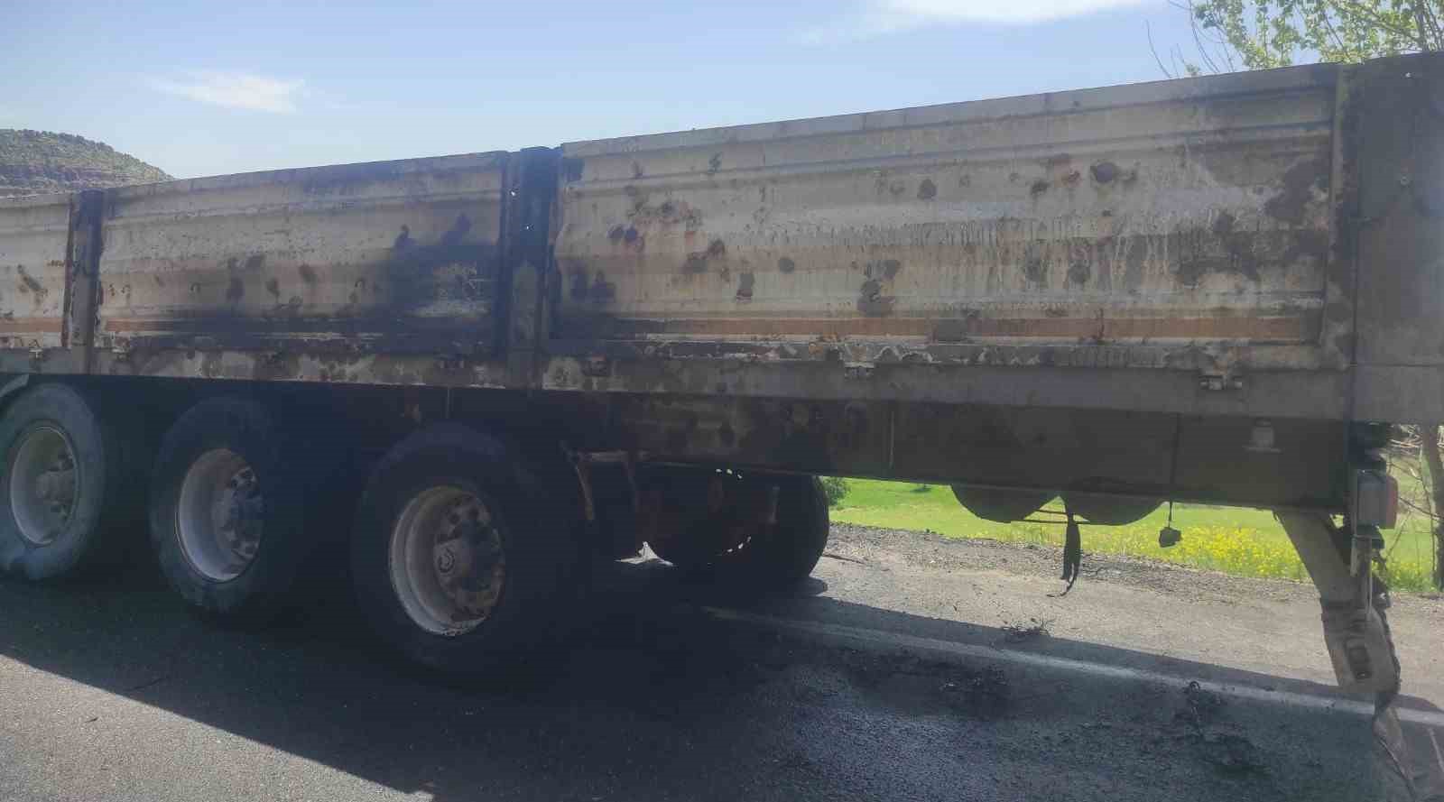 Besni&rsquo;de seyir halindeki tır alev aldı
