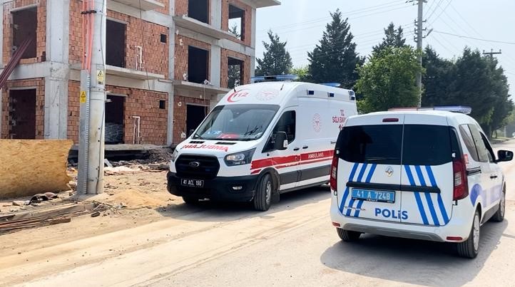 İnşaatta 3 metre y&uuml;kseklikten d&uuml;şen iş&ccedil;i yaralandı
