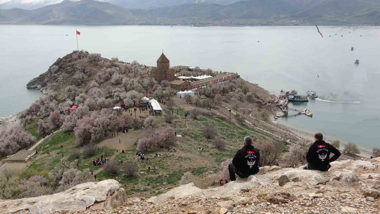 Akdamar Adası Badem Çiçeği Festivali’yle şenlendi