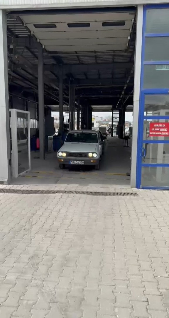 Otomobili muayeneden ge&ccedil;en vatandaş, sevincini zurna ile kutladı
