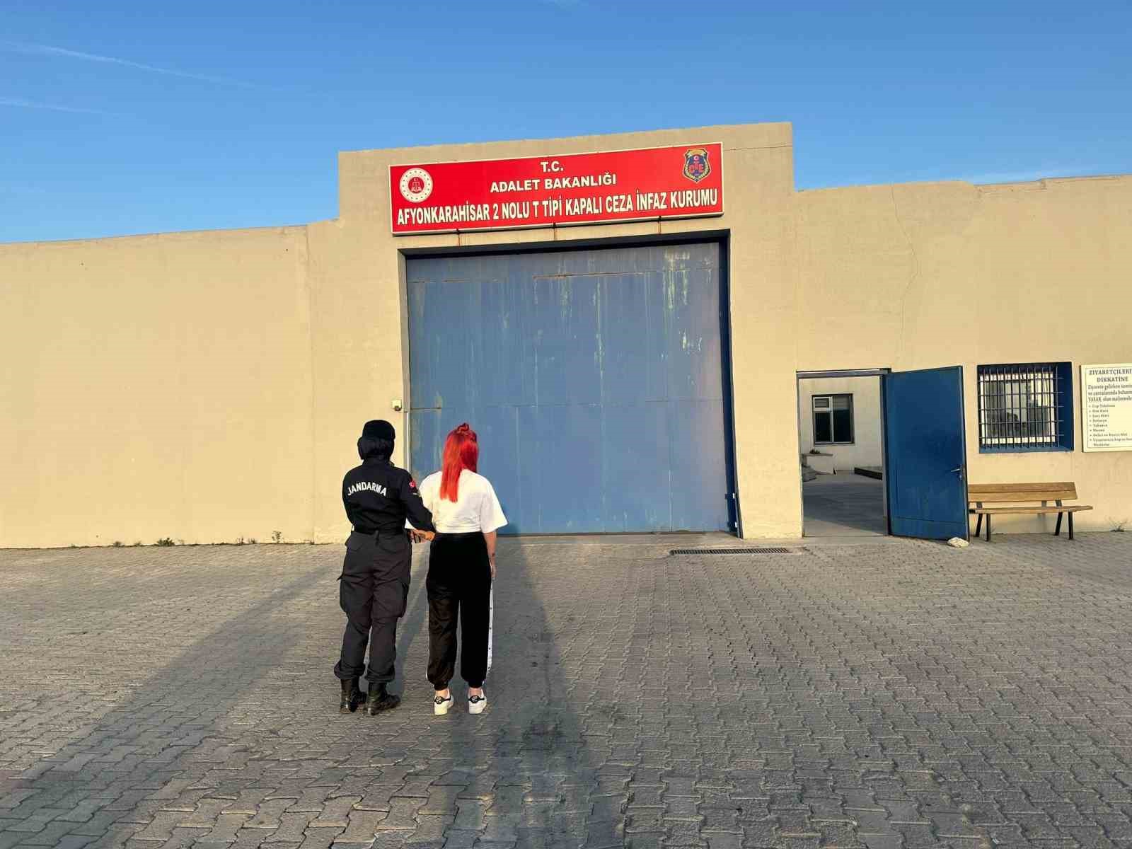 Dolandırıcılık suçundan aranan şahsı jandarma yakaladı