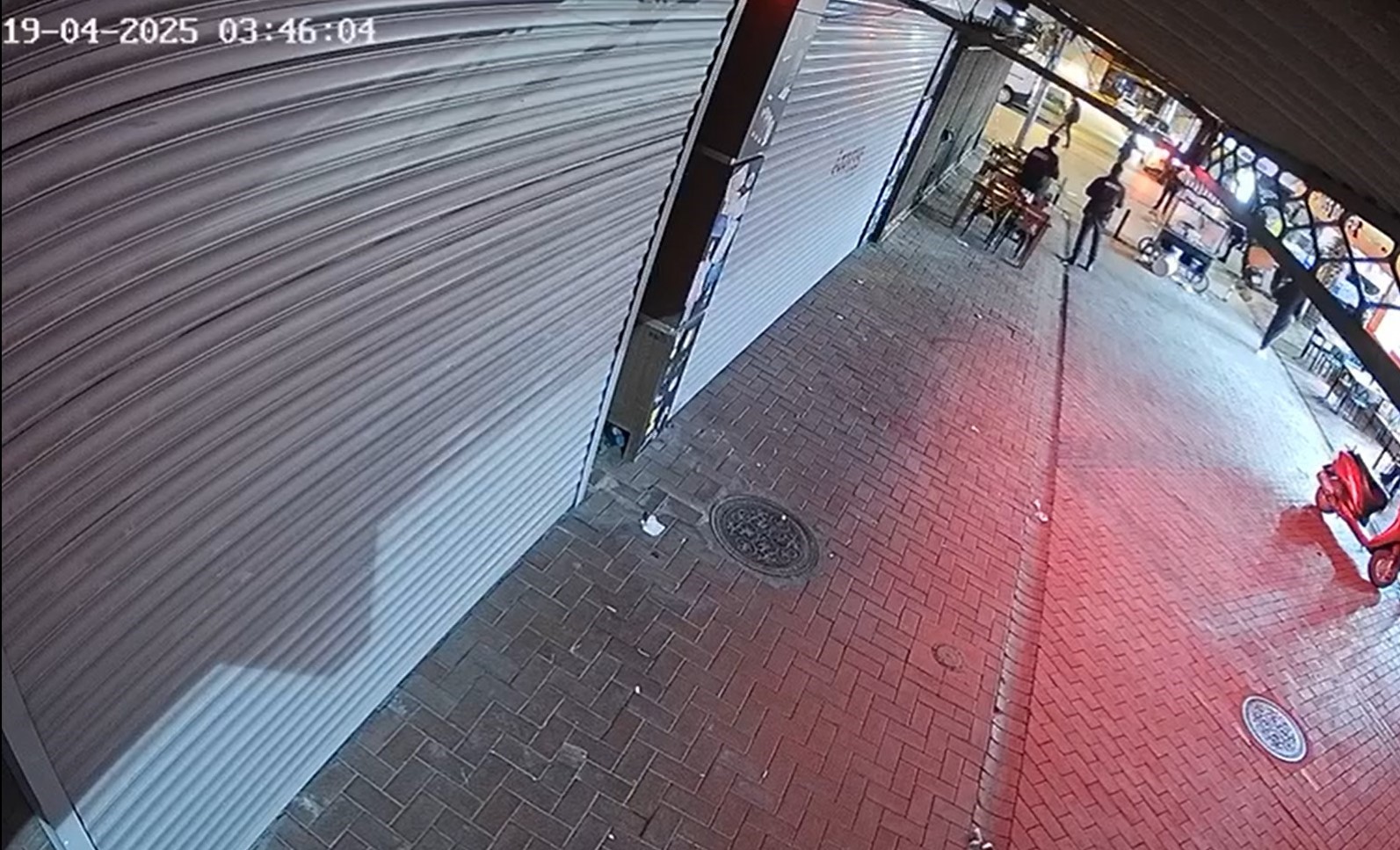 Eşini öldürüp, kızını da yaralayan adamın etkisiz hale getirildiği görüntüler ortaya çıktı