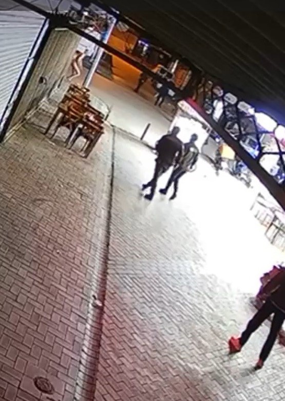 Eşini &ouml;ld&uuml;r&uuml;p, kızını da yaralayan adamın etkisiz hale getirildiği g&ouml;r&uuml;nt&uuml;ler ortaya &ccedil;ıktı
