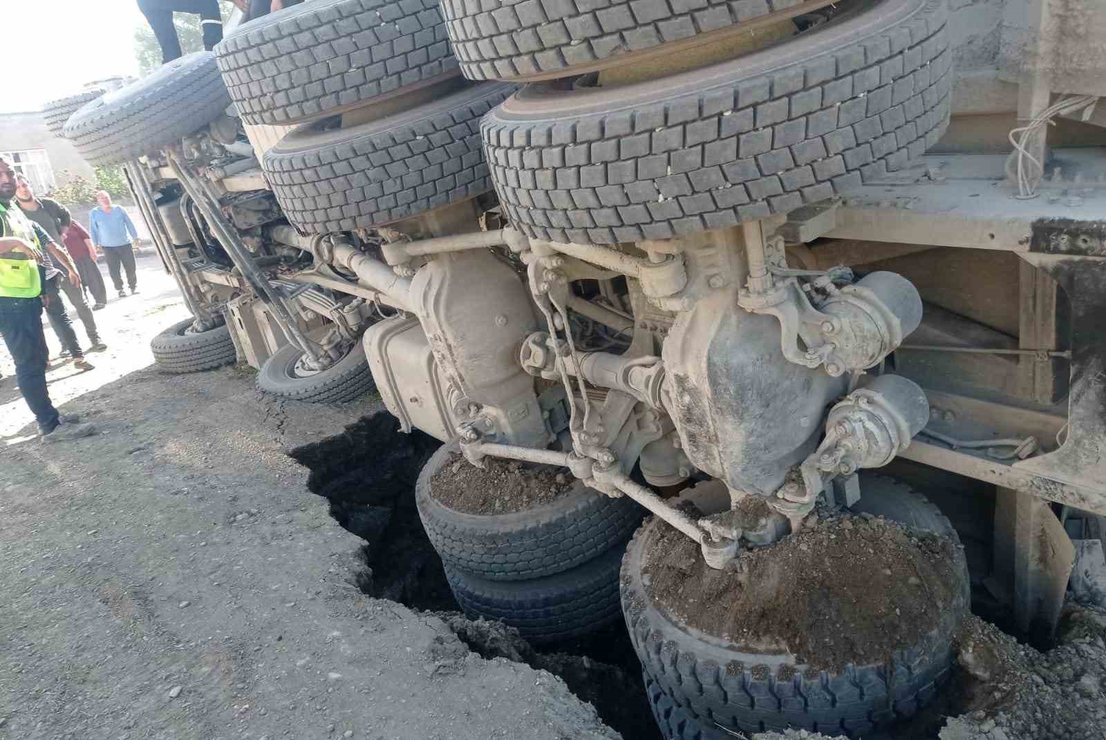 Yolun çökmesiyle kum yüklü kamyon devrildi