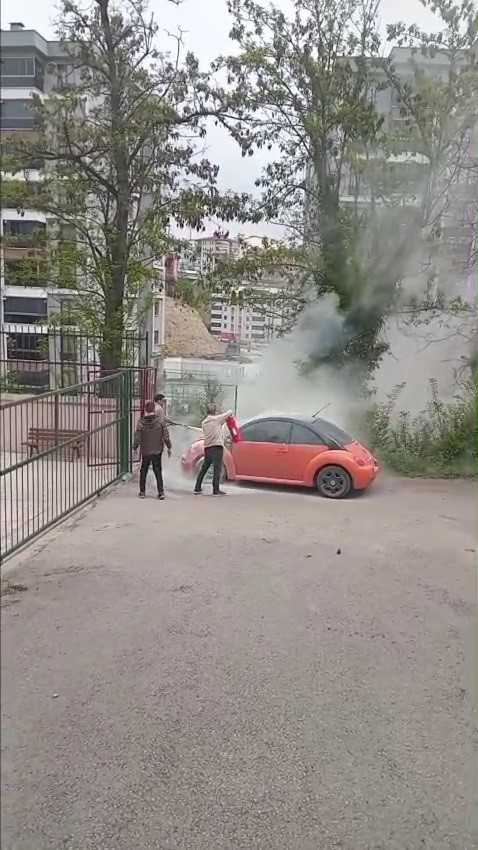 Alev alan otomobile ilk müdahaleyi okul müdürü yaptı