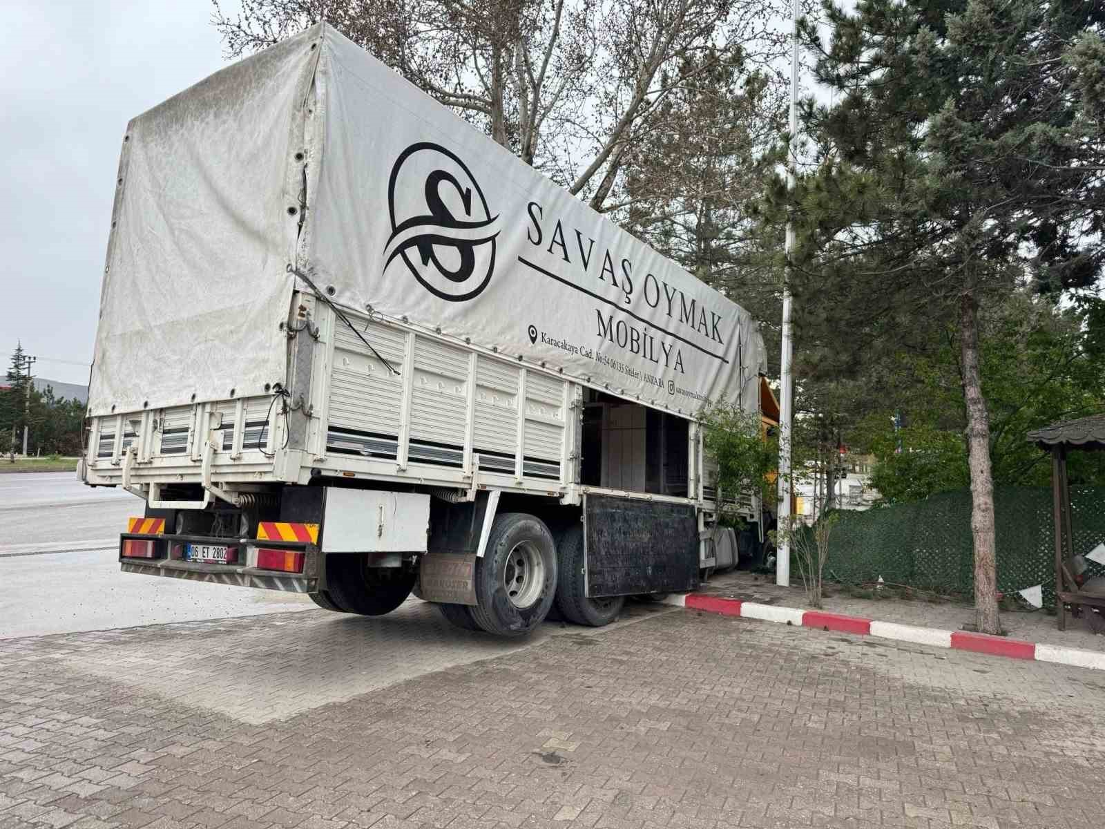 Yoldan çıkan kamyon duvarda asılı kaldı