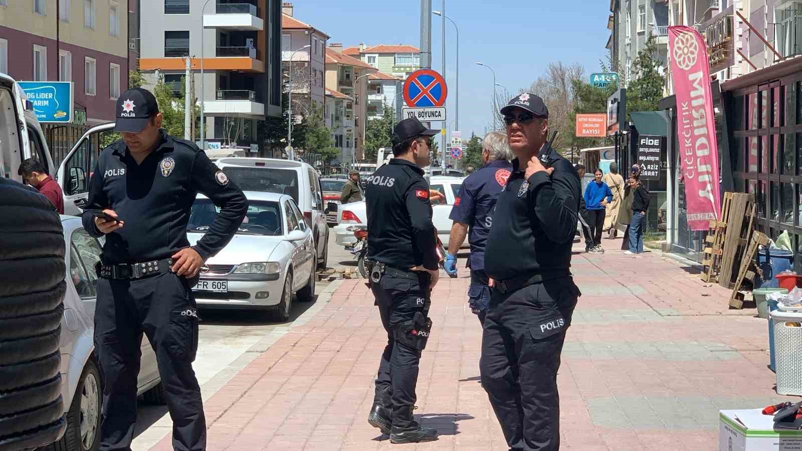 Hamile eşini bıçakla rehin aldı