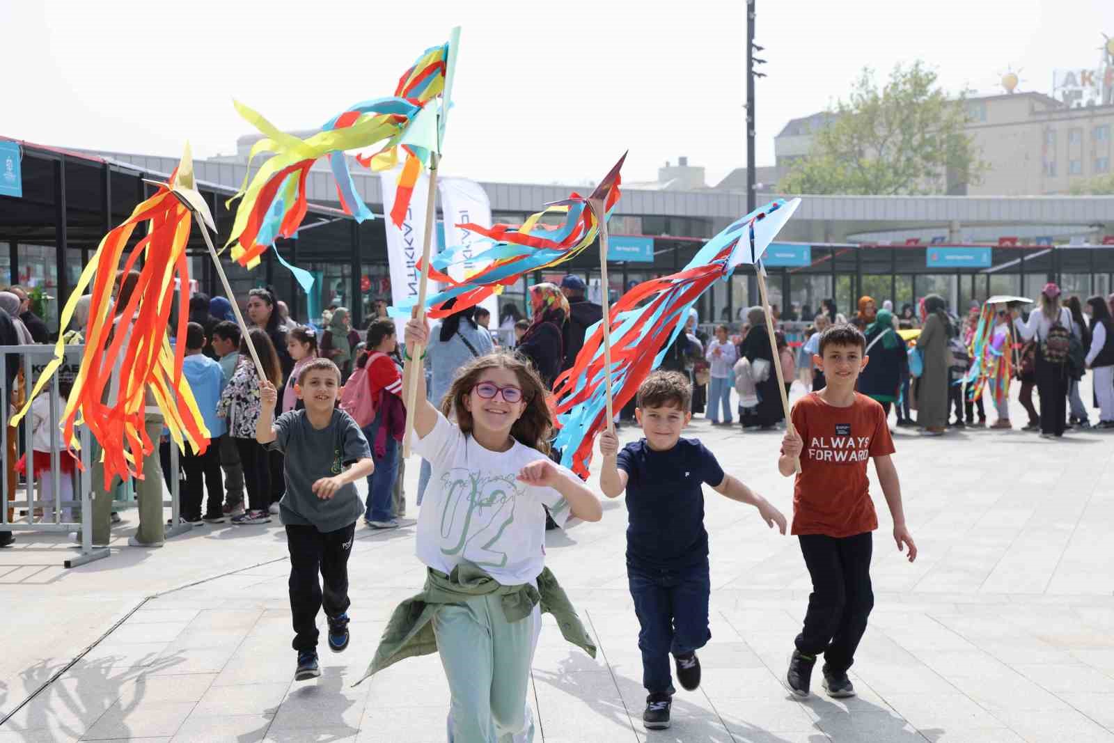 Rengarenk hayaller gökyüzü ile buluştu
