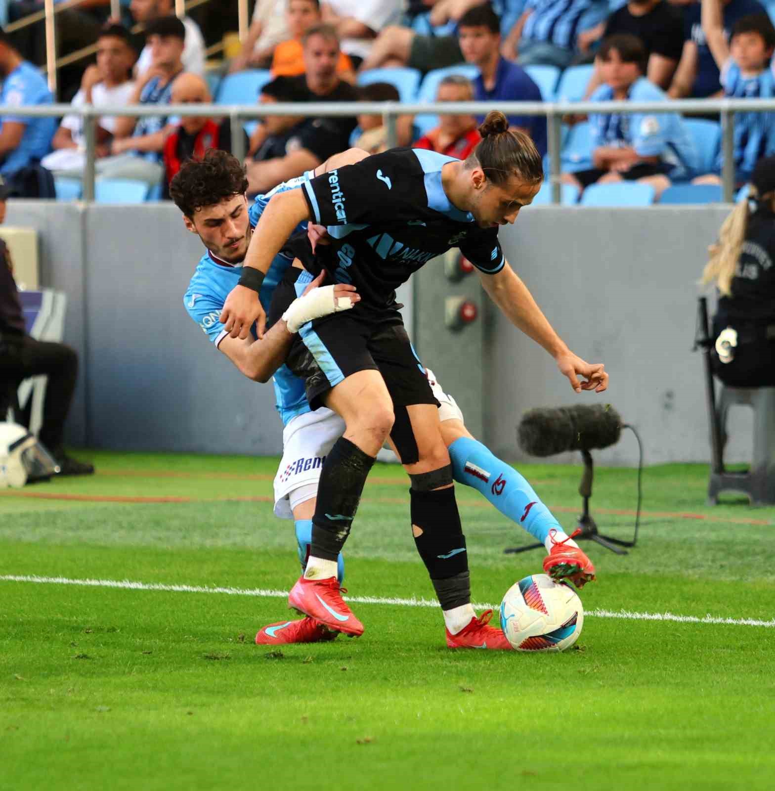 Trendyol Süper Lig: Adana Demirspor: 0 - Trabzonspor: 1 (İlk yarı)