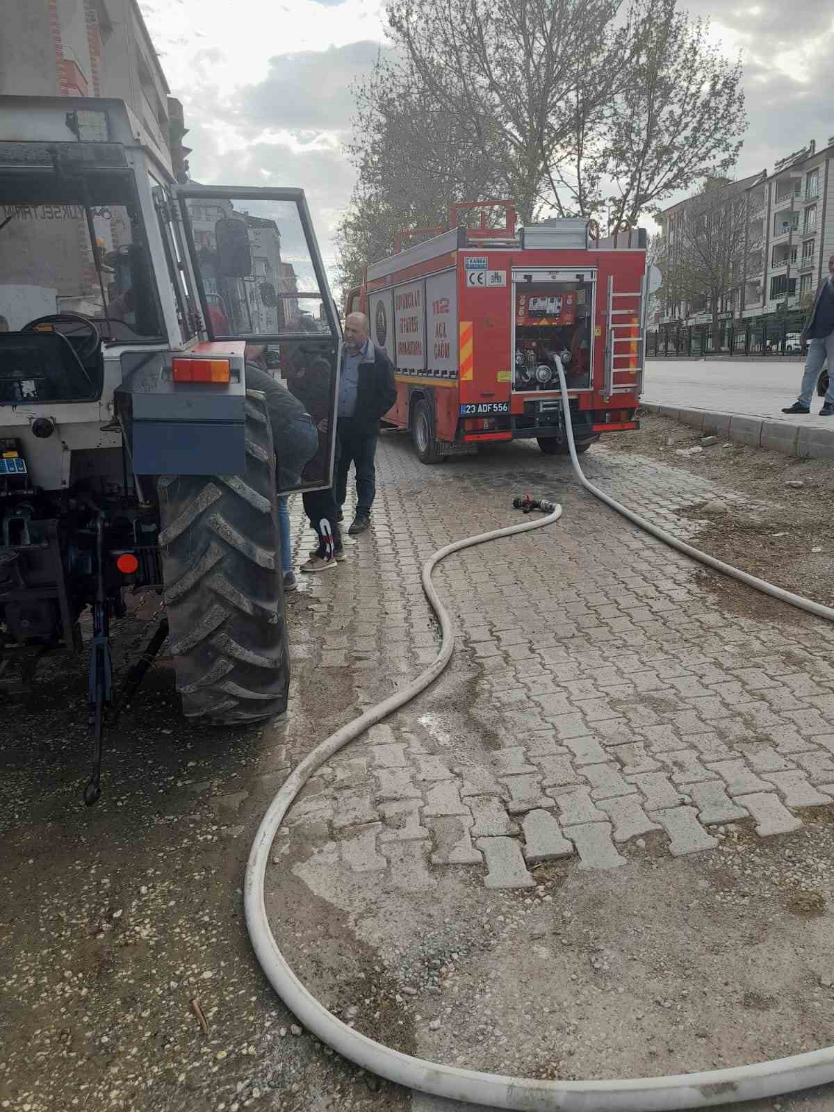 Kovancılar&rsquo;da seyir halindeki trakt&ouml;r alev aldı
