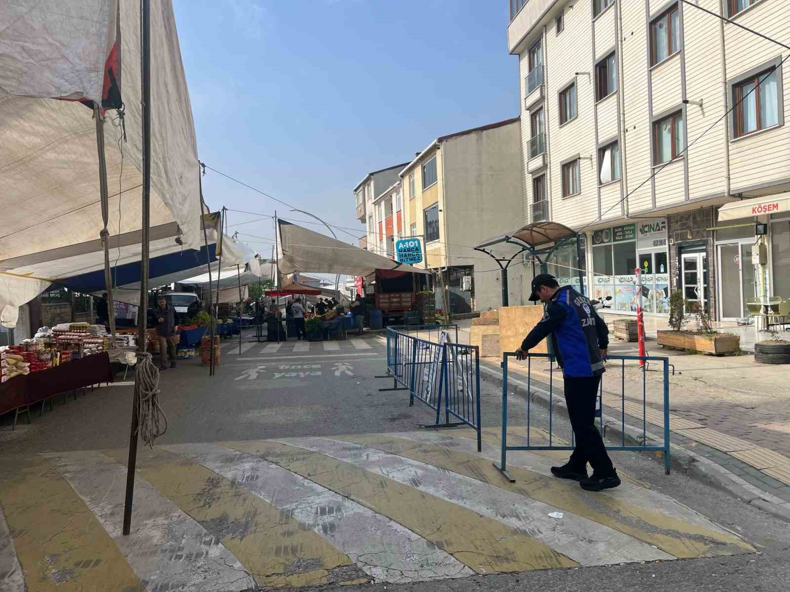 Kurallarına uymayan pazarcı esnafının tezgahı kapatıldı
