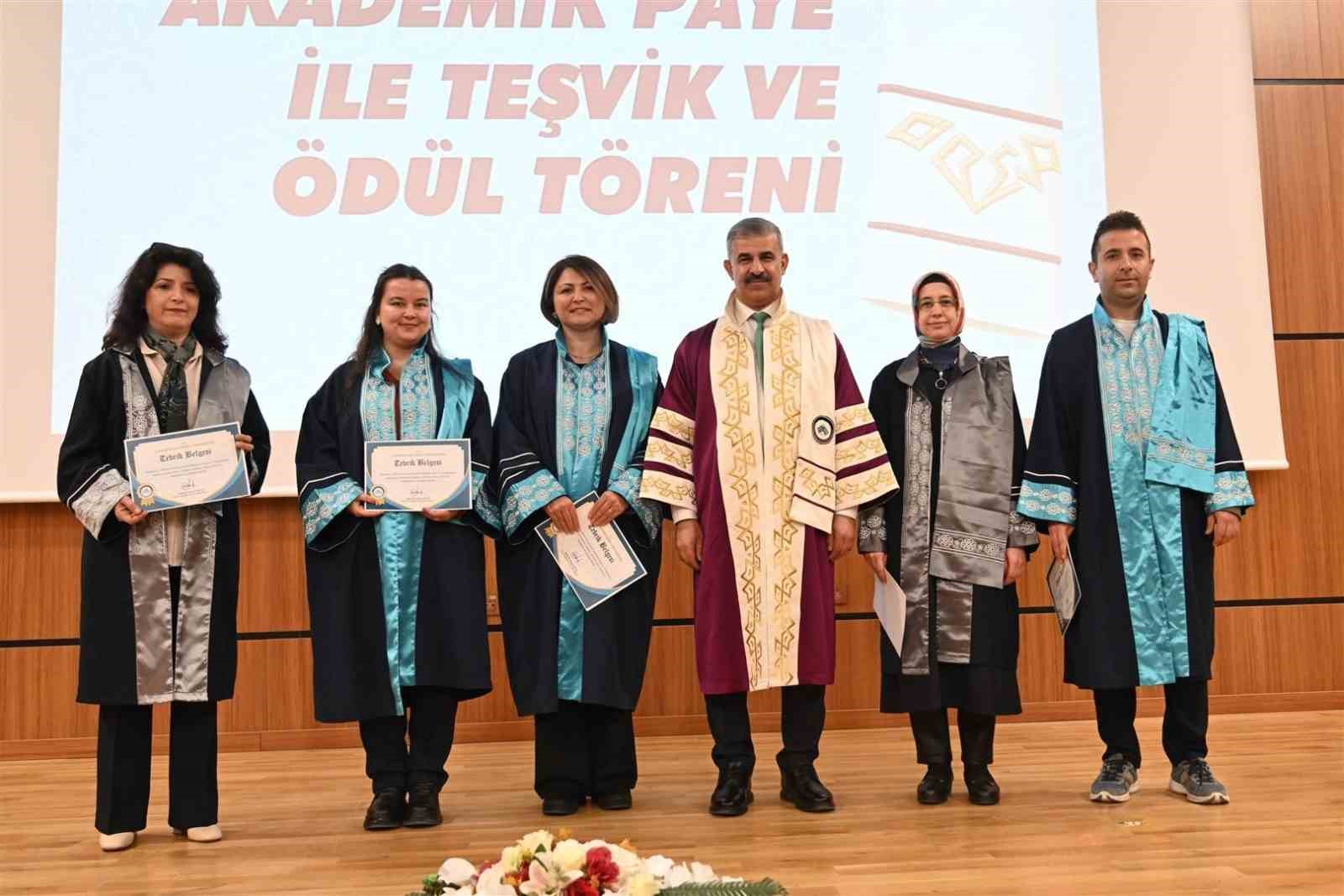 ÇAKÜ’de başarılı olan akademisyenler ödüllendirildi