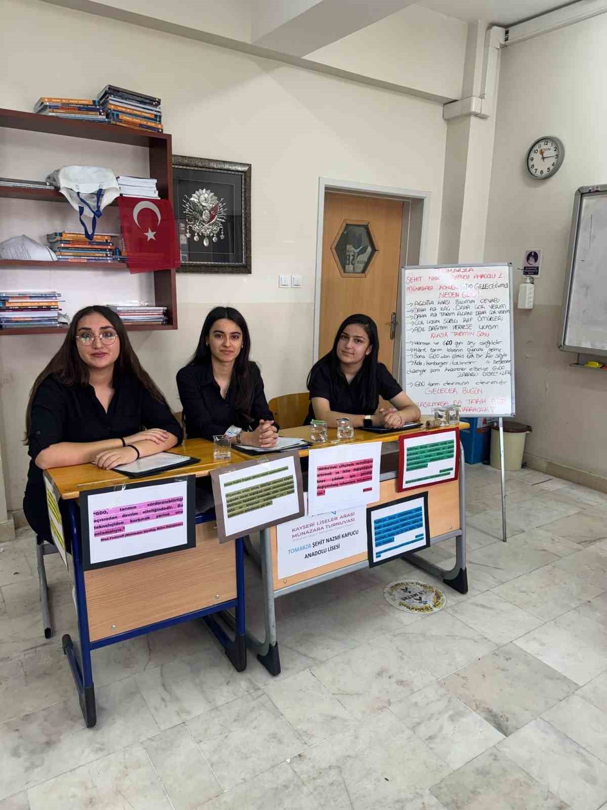 Şehit Nazmi Anadolu Lisesi, münazara yarışmasında yarı finale yükseldi
