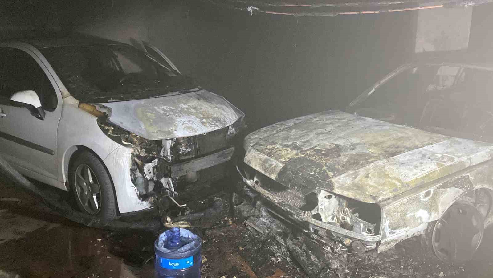 Konya’da sitenin otoparkında 2 otomobil yandı