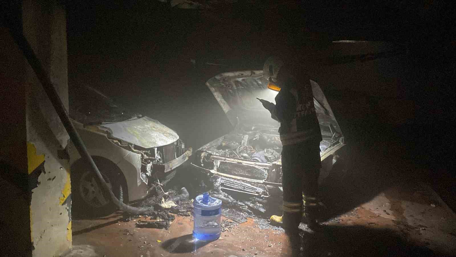 Konya&rsquo;da sitenin otoparkında 2 otomobil yandı
