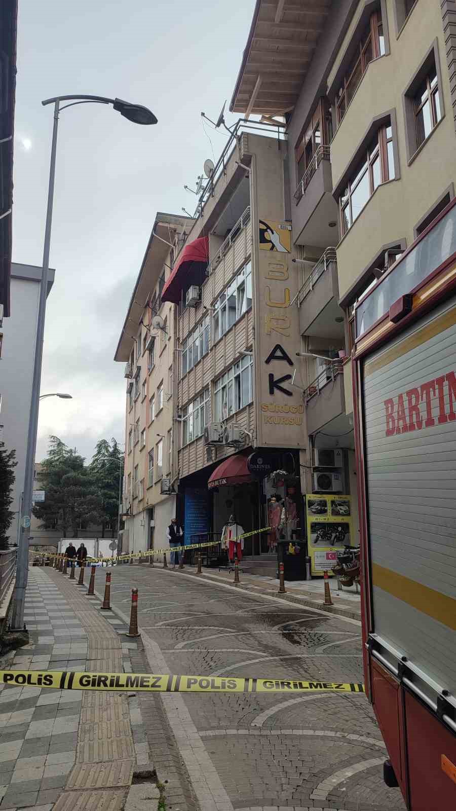 Çatıdan düşen kalaslar paniğe neden oldu
