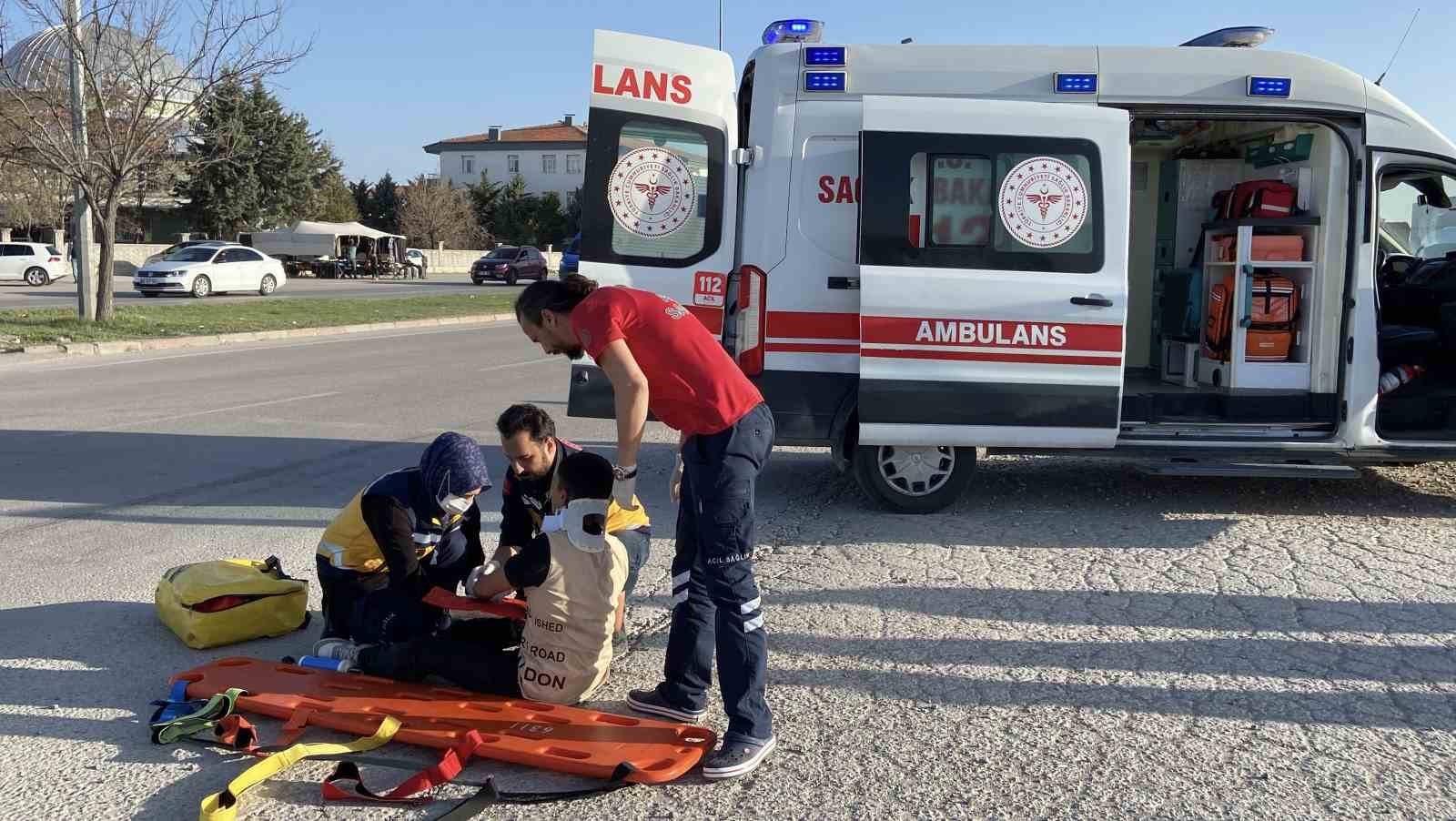 Elektrikli motosikletten düşen genç yaralandı