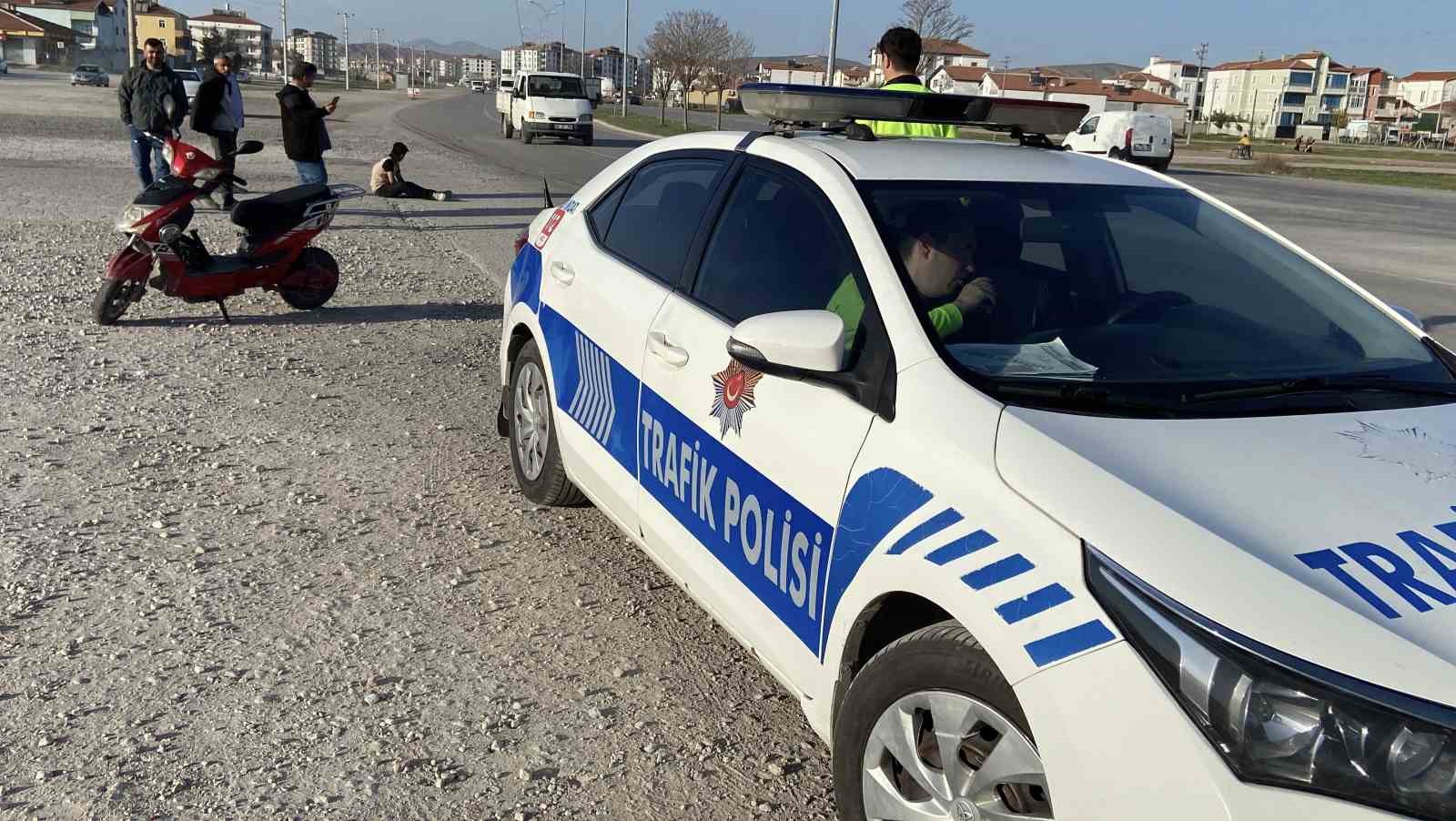 Elektrikli motosikletten d&uuml;şen gen&ccedil; yaralandı
