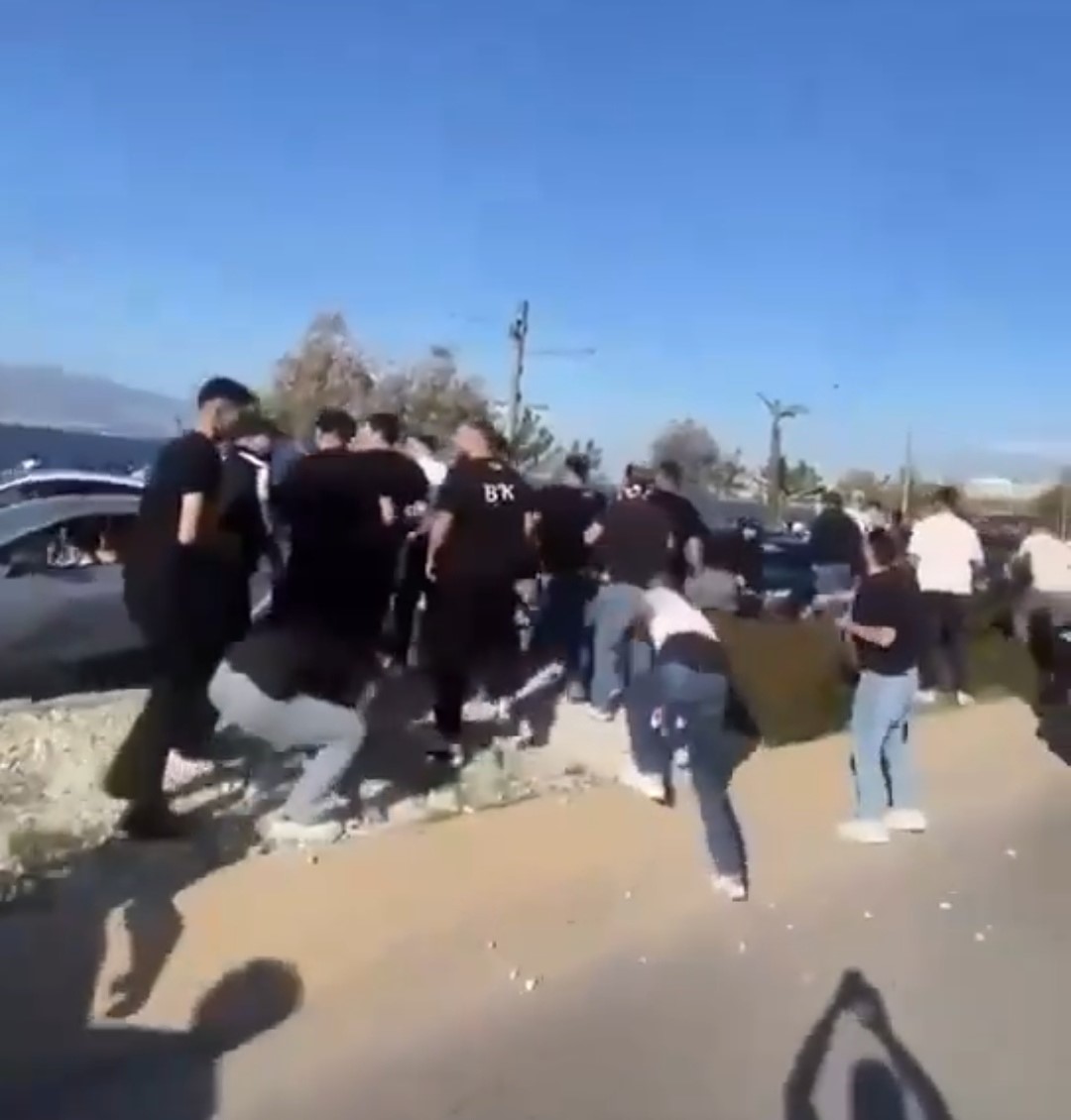 İzmir’de Beşiktaş ile Göztepe taraftarı arasında gerginlik