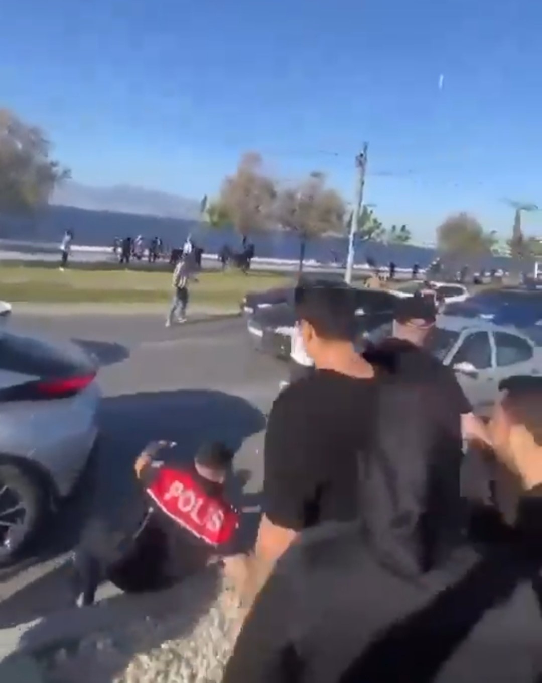 İzmir&rsquo;de Beşiktaş ile G&ouml;ztepe taraftarı arasında gerginlik
