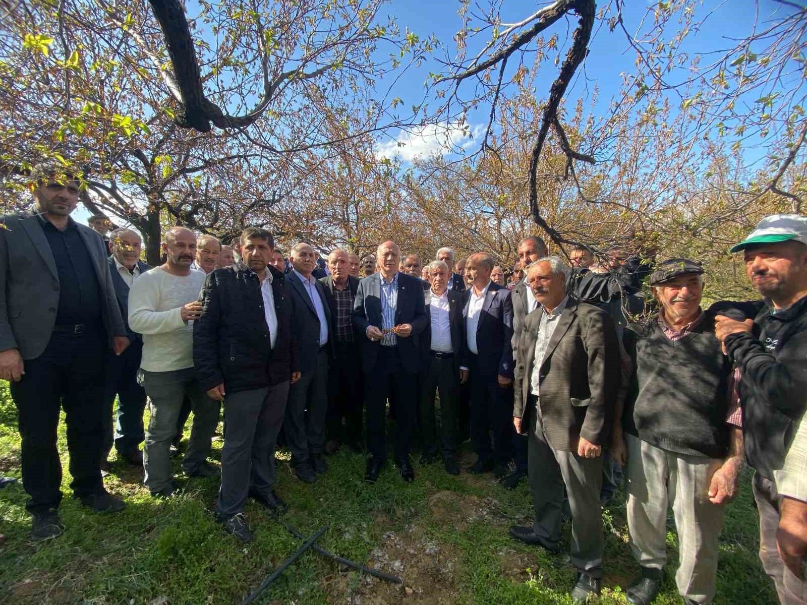 TZOB Genel Başkanı Bayraktar, Elazığ’da zirai dondan etkilenen üreticilerle bir araya geldi