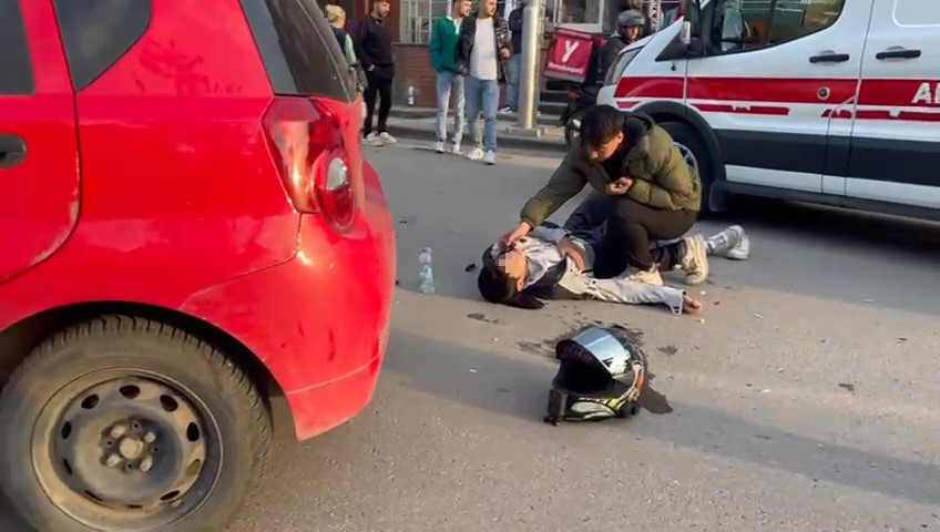 Otomobille çarpışan motosiklet sürücüsü yaralandı