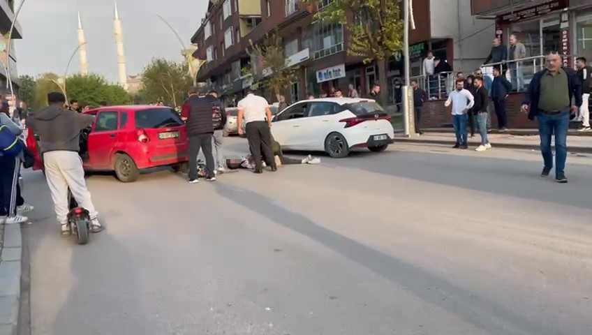 Otomobille &ccedil;arpışan motosiklet s&uuml;r&uuml;c&uuml;s&uuml; yaralandı
