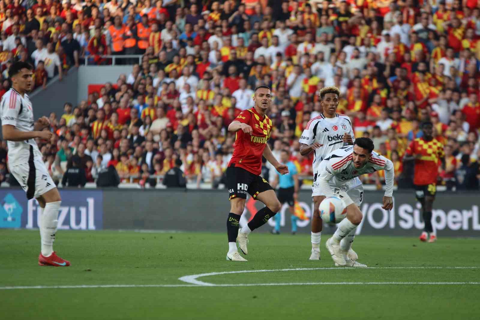 Trendyol Süper Lig: Göztepe: 0 - Beşiktaş: 1 (İlk yarı)