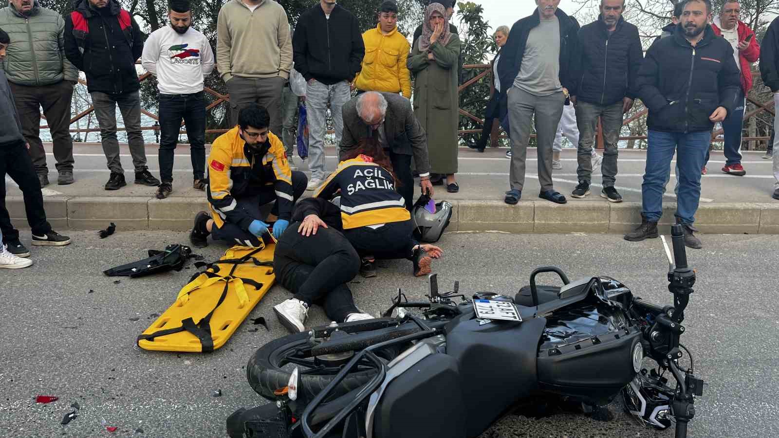 Yolcu indirdiği sırada duran otomobile motosiklet çarptı: 1 yaralı