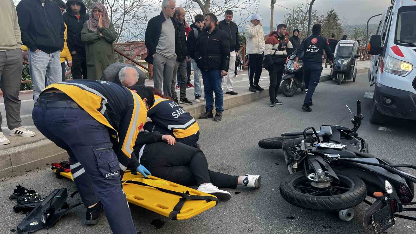 Yolcu indirdiği sırada duran otomobile motosiklet &ccedil;arptı: 1 yaralı
