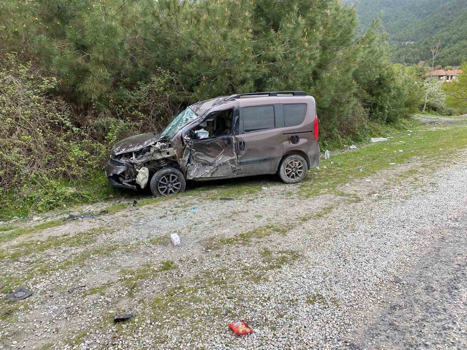 Kamyon ile hafif ticari araç çarpıştı: 5 yaralı