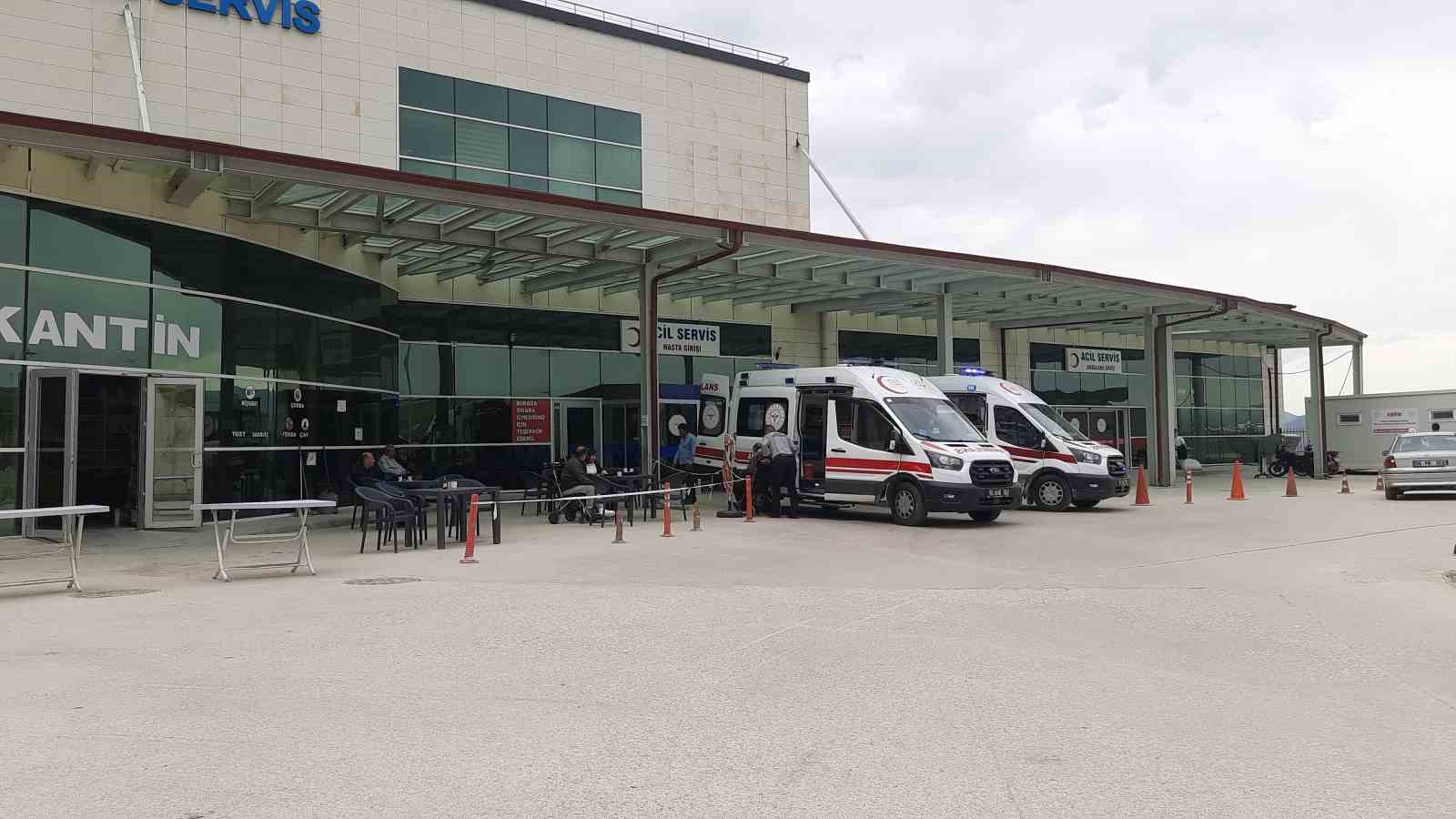 Kamyon ile hafif ticari araç çarpıştı: 5 yaralı