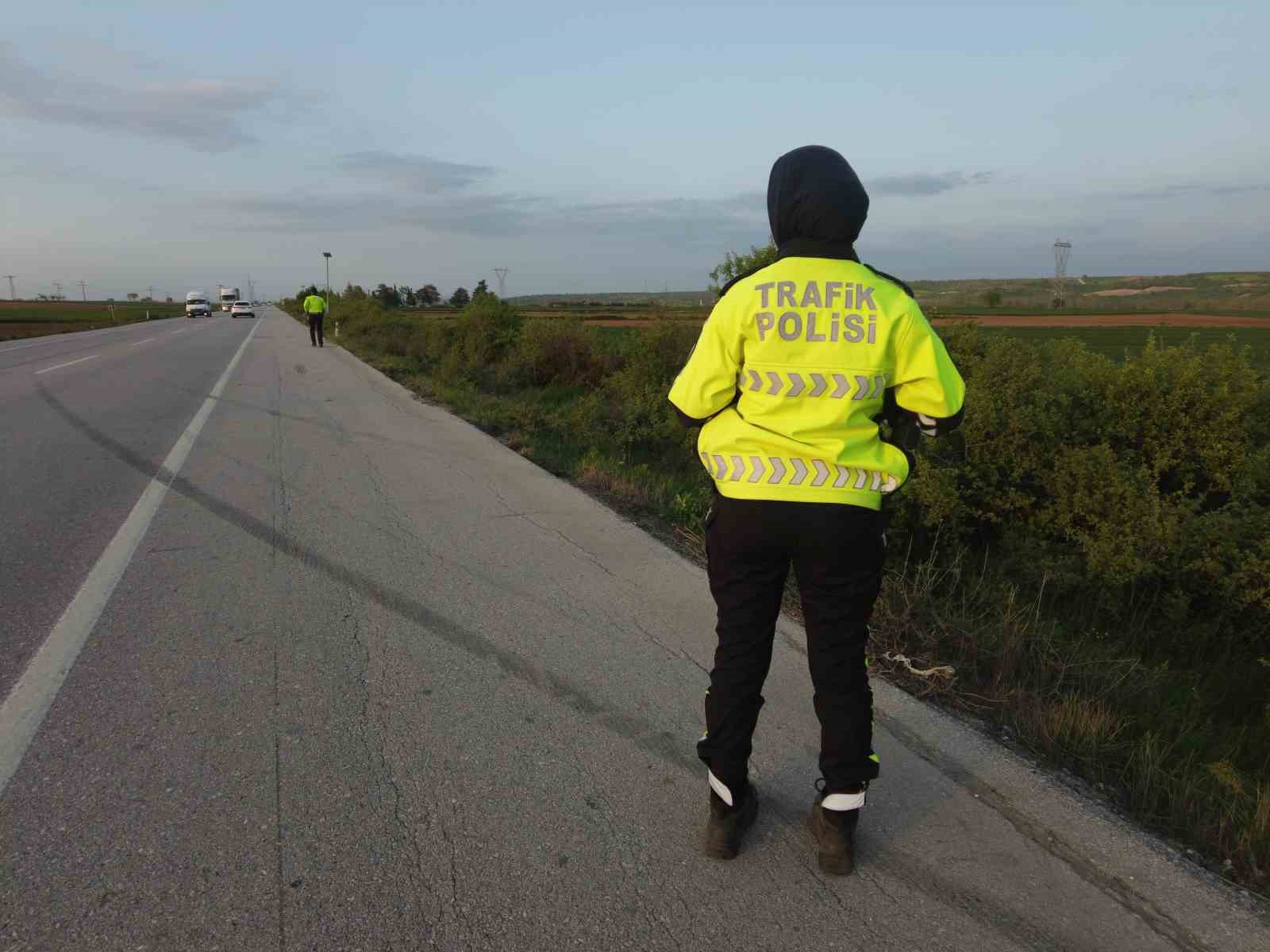 Yoldan &ccedil;ıkan otomobil metrelerce s&uuml;r&uuml;klenip tarlaya u&ccedil;tu: 1 yaralı
