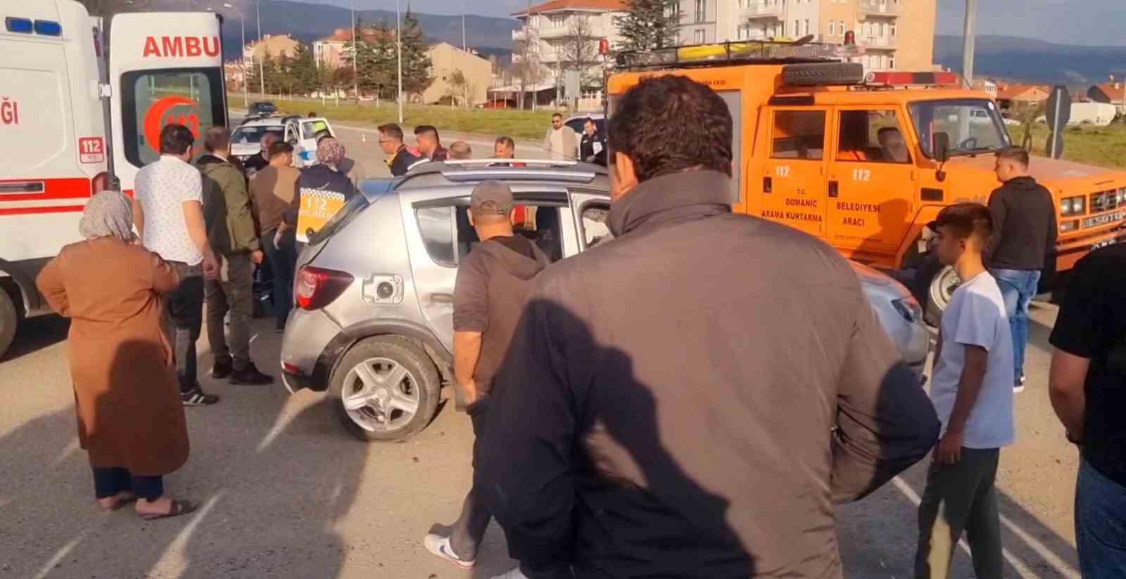 K&uuml;tahya&rsquo;da iki otomobil &ccedil;arpıştı: 7 yaralı
