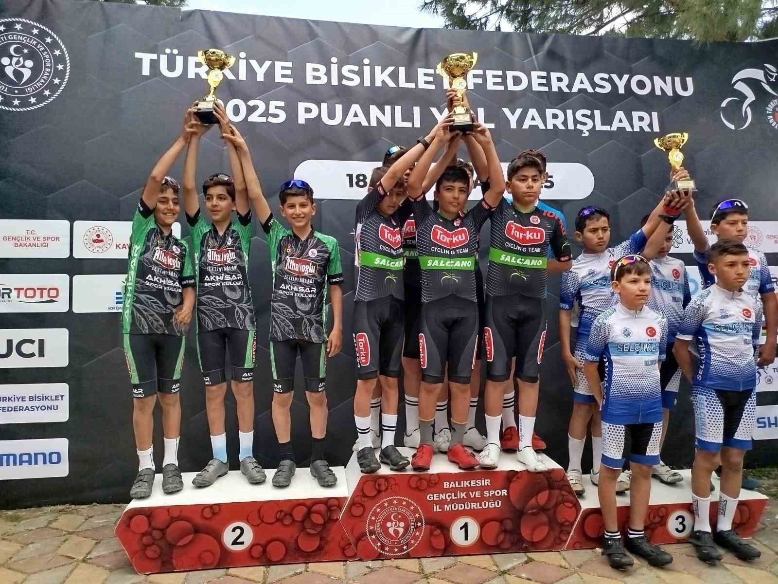 Akhisarlı bisikletçiler yine kürsüde yer aldı