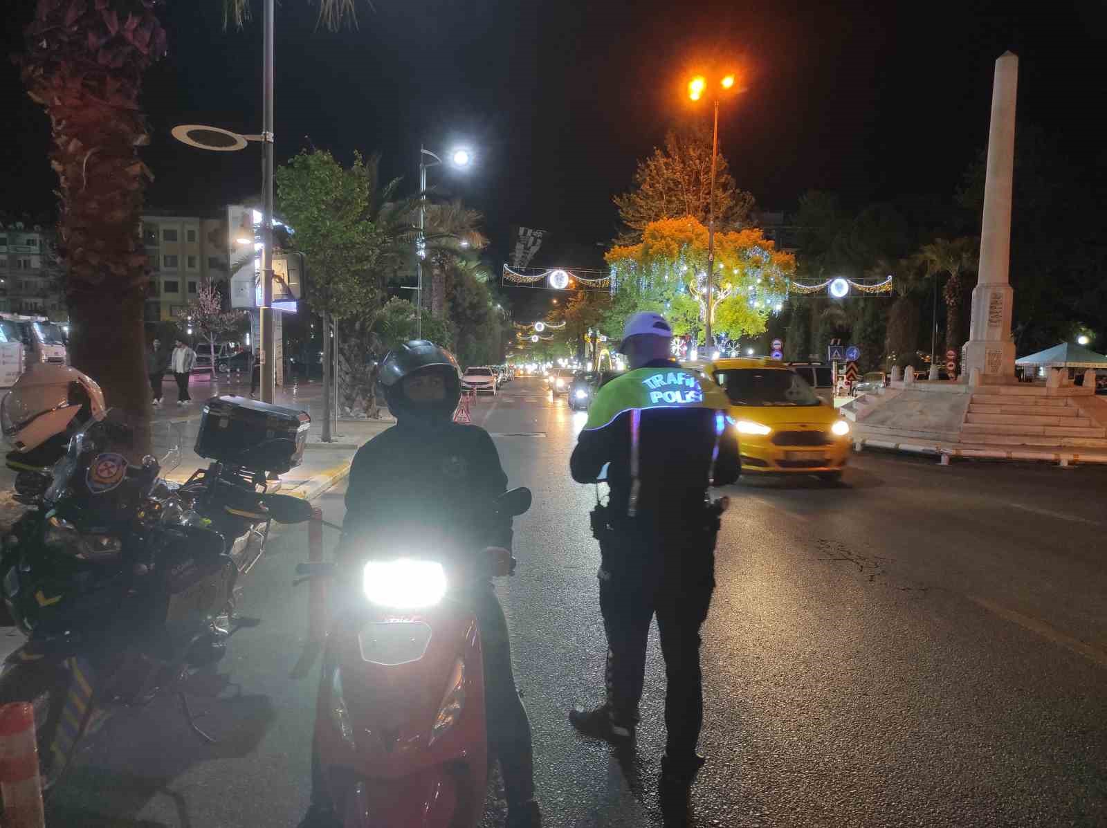 Trafik ekiplerinden &lsquo;reflekt&ouml;r yelek&rsquo; denetimi
