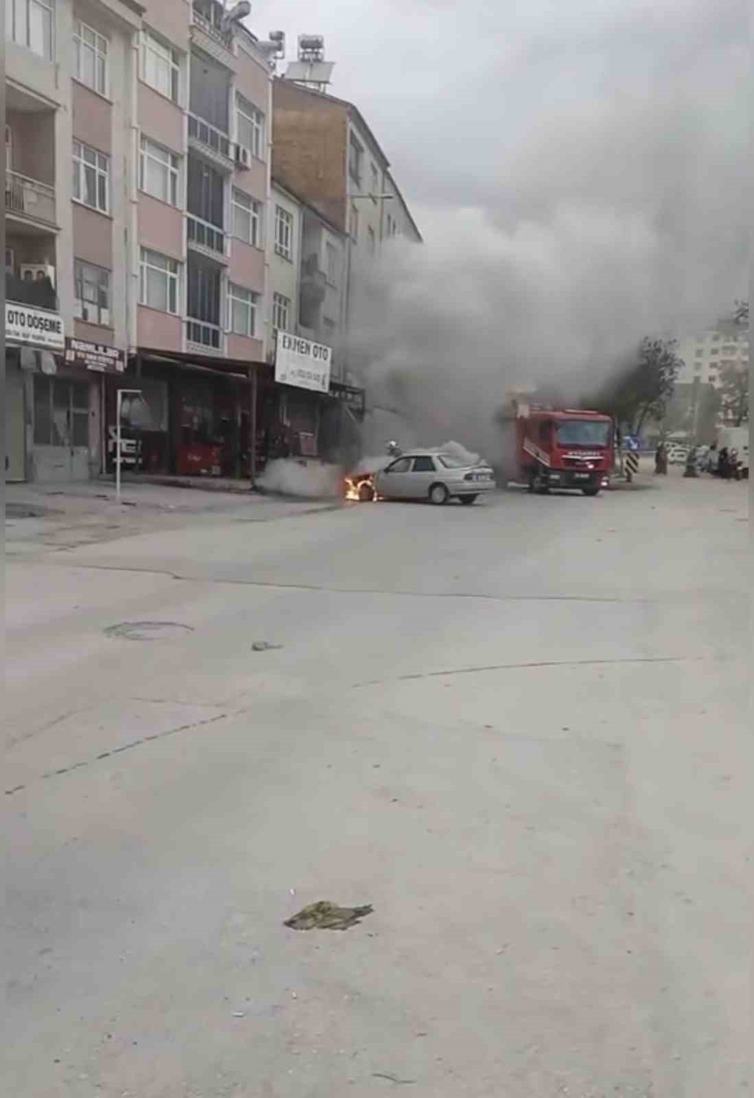 Elazığ&rsquo;da park halindeki ara&ccedil; alev alev yandı
