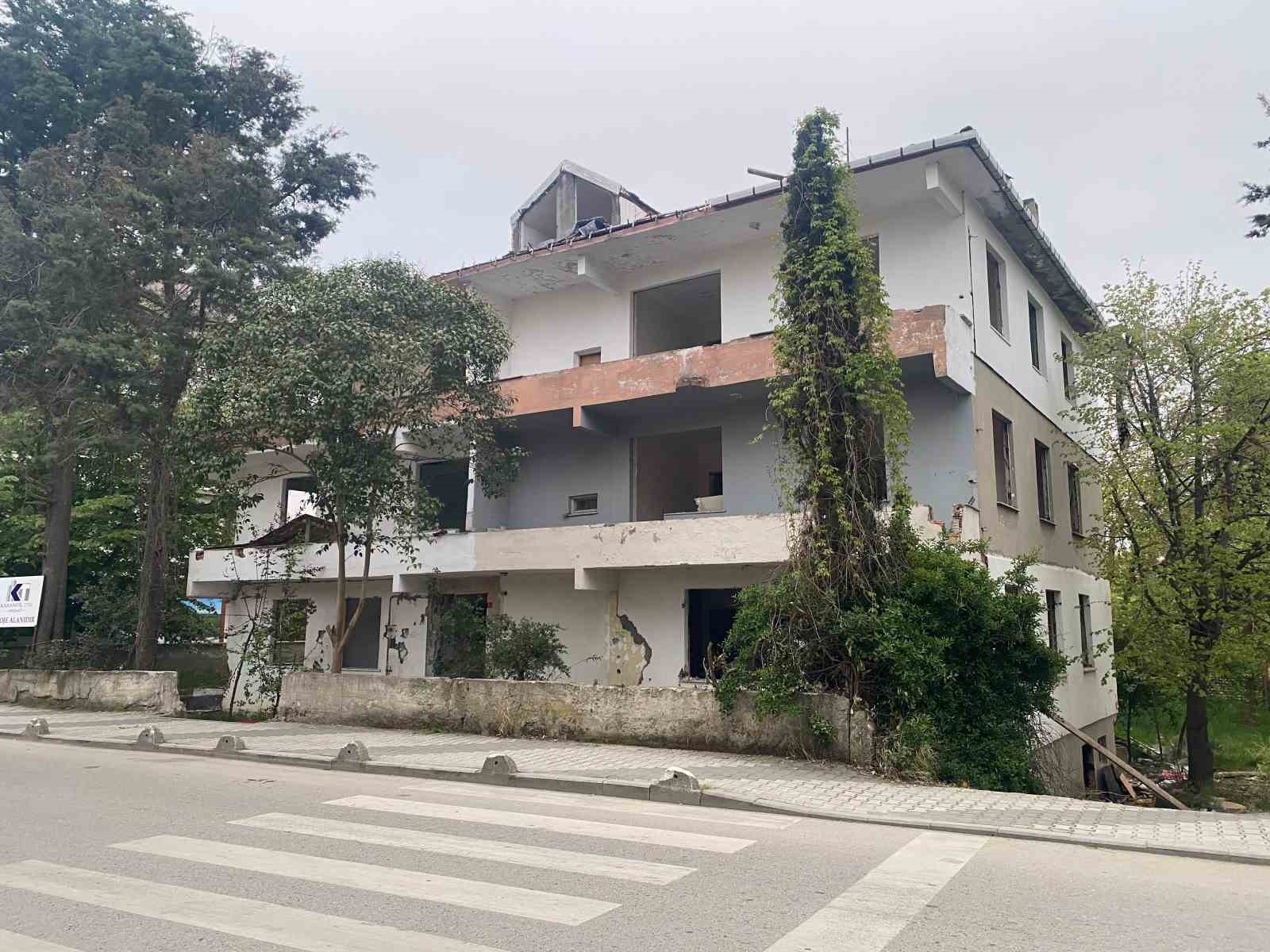 Sancaktepe’de park halindeki araçta bir kişi ölü bulundu