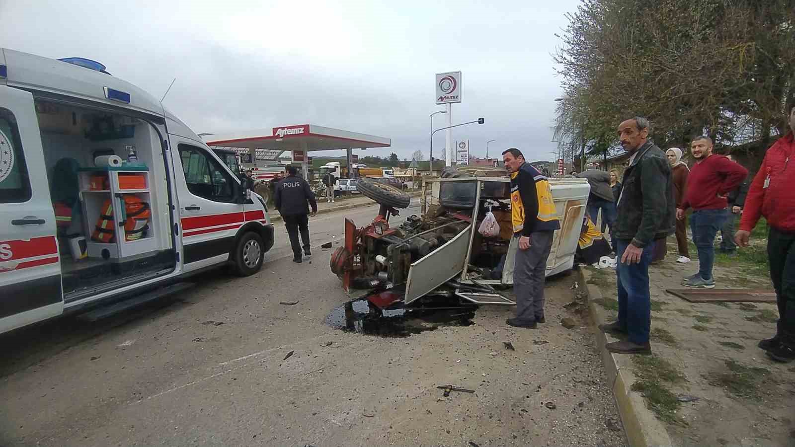 Kastamonu&rsquo;da trakt&ouml;r ile beton taşıyan tır &ccedil;arpıştı: 2 yaralı
