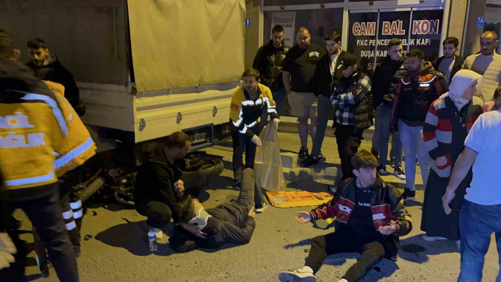 İki motosiklet kafa kafaya &ccedil;arpıştı, 3 kişi yaralandı: Kaza anı kamerada
