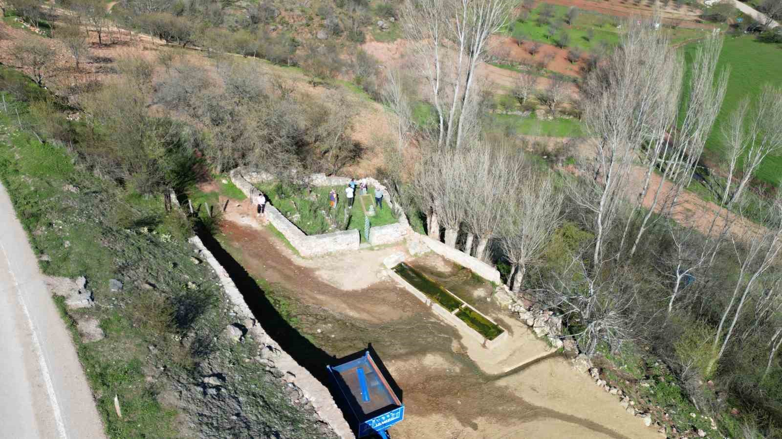 Tokat’ta türbenin toprağını yiyerek dua ediyorlar
