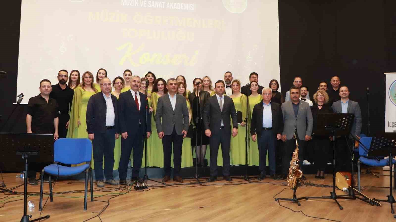 Sanat Festivali&rsquo;nin ikinci g&uuml;n&uuml; coşkulu konserle tamamlandı

