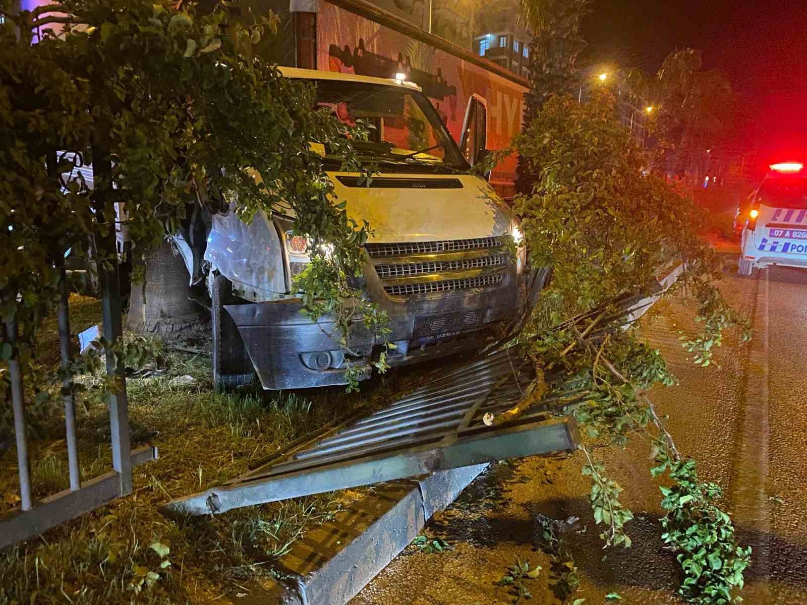 Kamyonet ile tır çarpıştı: 1 yaralı
