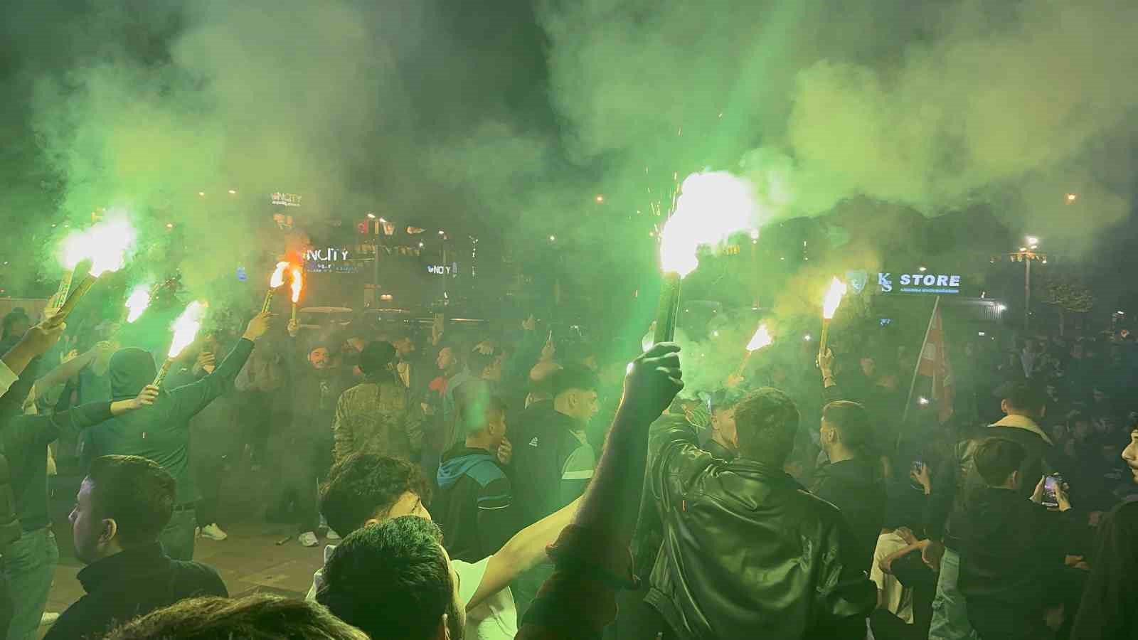 Kocaelispor taraftarı sokaklara döküldü